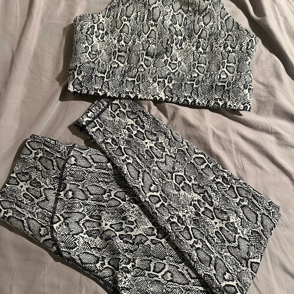 Buff bunny Snake Print Crop Top and Leggings Set XL